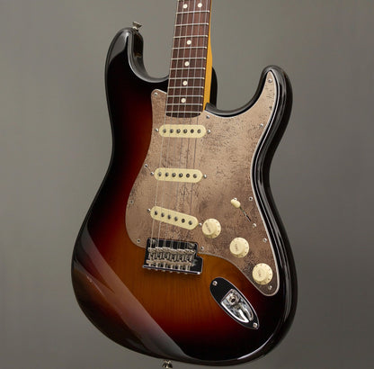 Egyedi Fender Stratocaster gitár koptató rusztikus, aranybarna árnyalatokkal, amely különleges karaktert ad a hangszernek