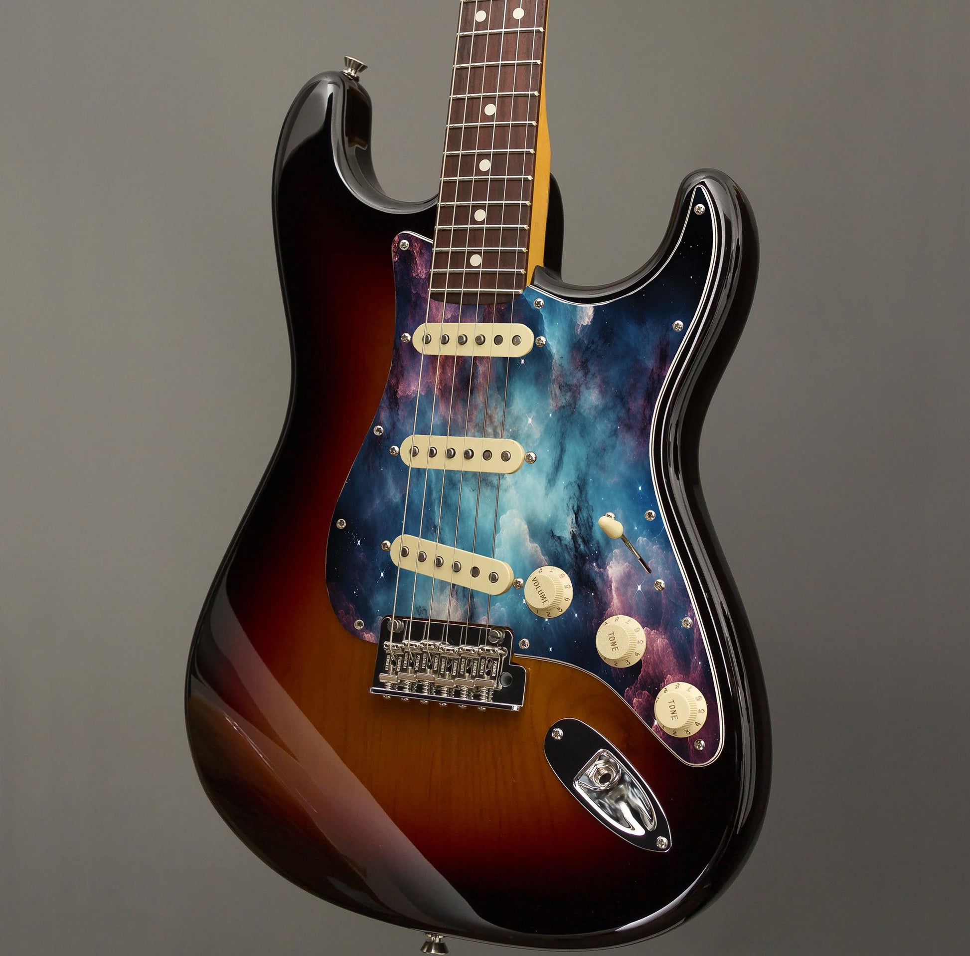 Egyedi Fender Stratocaster gitárkoptató kék és bordó galaxis mintázattal, kavargó ködfelhőkkel és finoman szórt csillagokkal