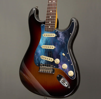 Egyedi Fender Stratocaster gitár koptató kozmikus mintázattal, kékes-lilás árnyalatokkal és csillagokkal díszített galaxis hatással