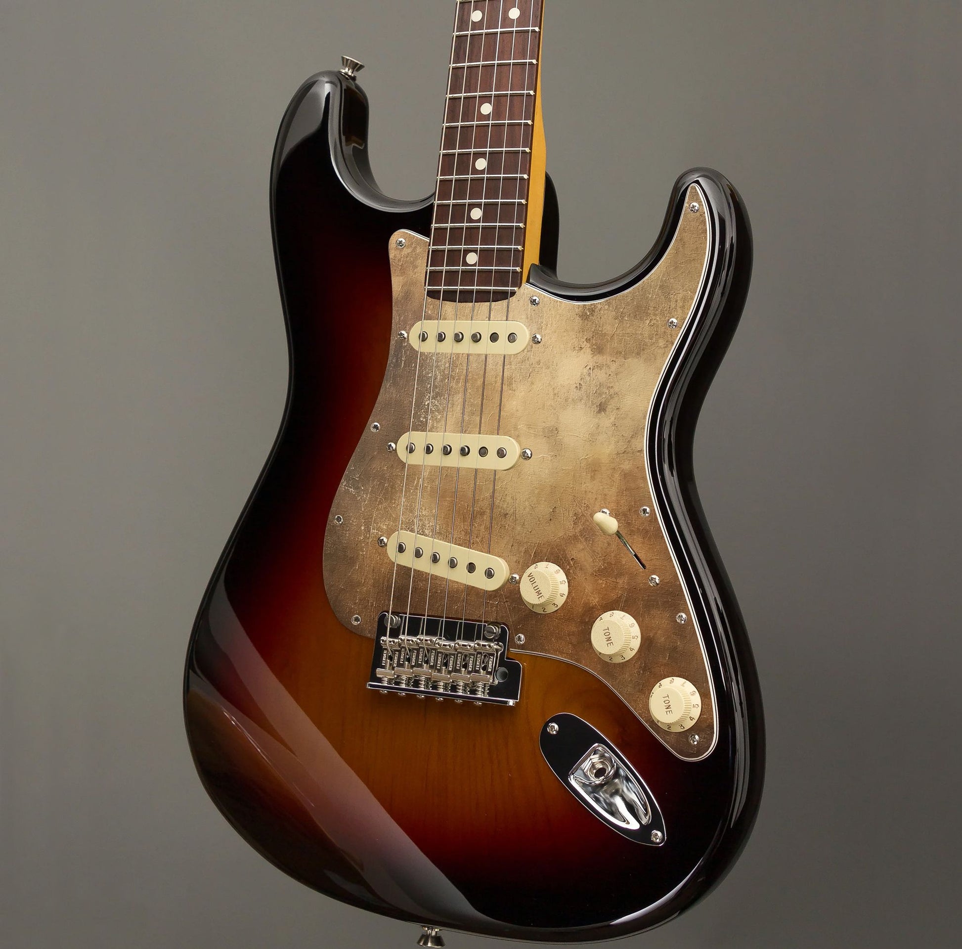 Egyedi Fender Stratocaster gitár koptató patinás, bronzos árnyalatokkal, amely vintage és egyedi karaktert ad a hangszernek