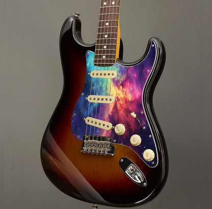 Egyedi Fender Stratocaster gitár koptató vibráló galaxis mintázattal, élénk rózsaszín, narancs és kék ködfelhőkkel és csillagokkal