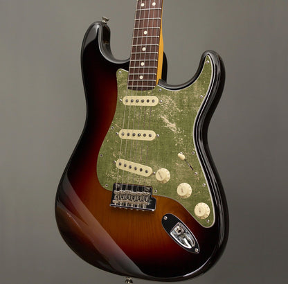 Egyedi Fender Stratocaster gitár koptató matt zöld tónusokkal, enyhén patinás felülettel és rusztikus hatással