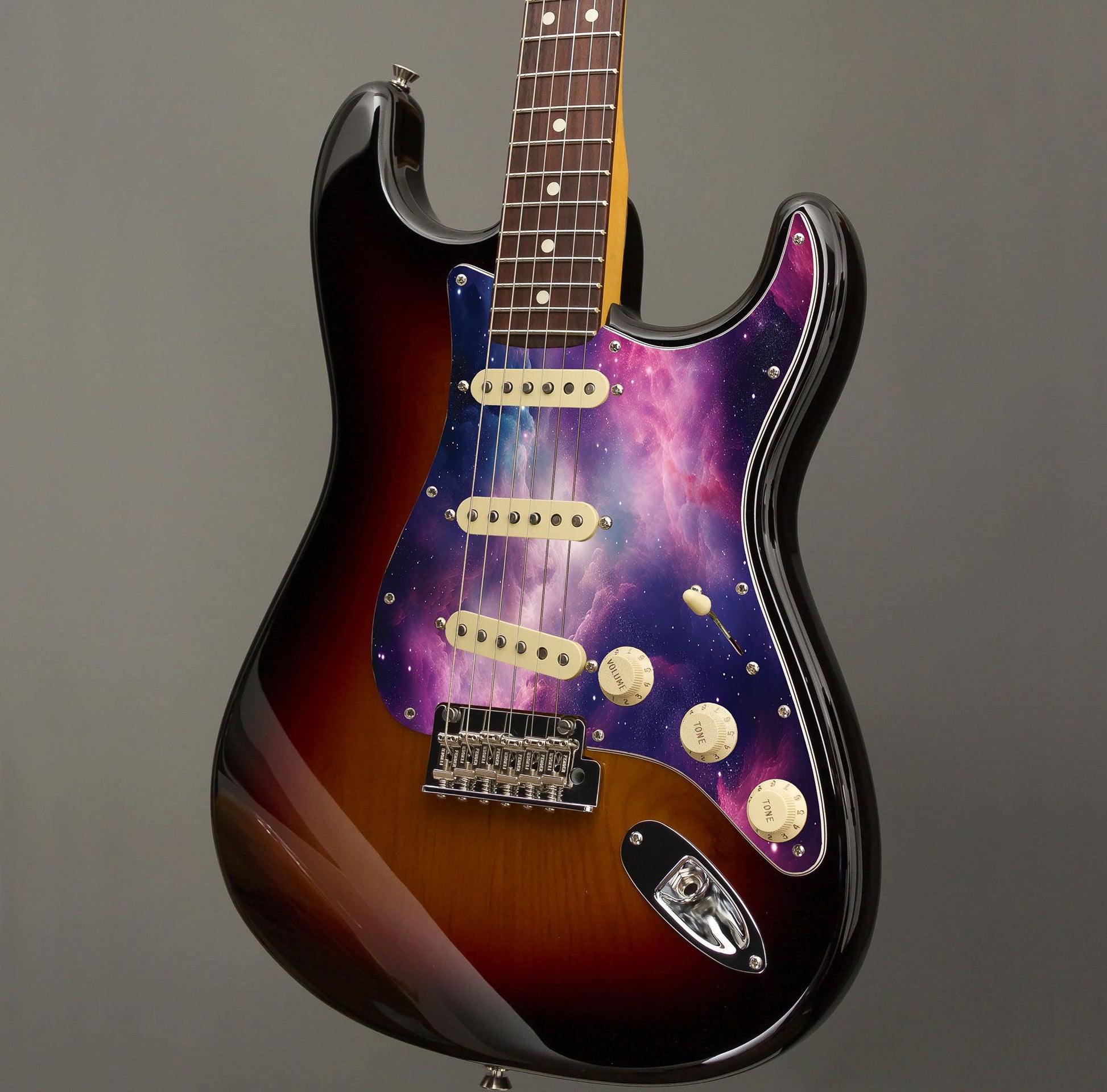Egyedi Fender Stratocaster gitár koptató látványos galaxis mintázattal, rózsaszínes-lilás ködfelhőkkel és csillagokkal díszített űrhatással