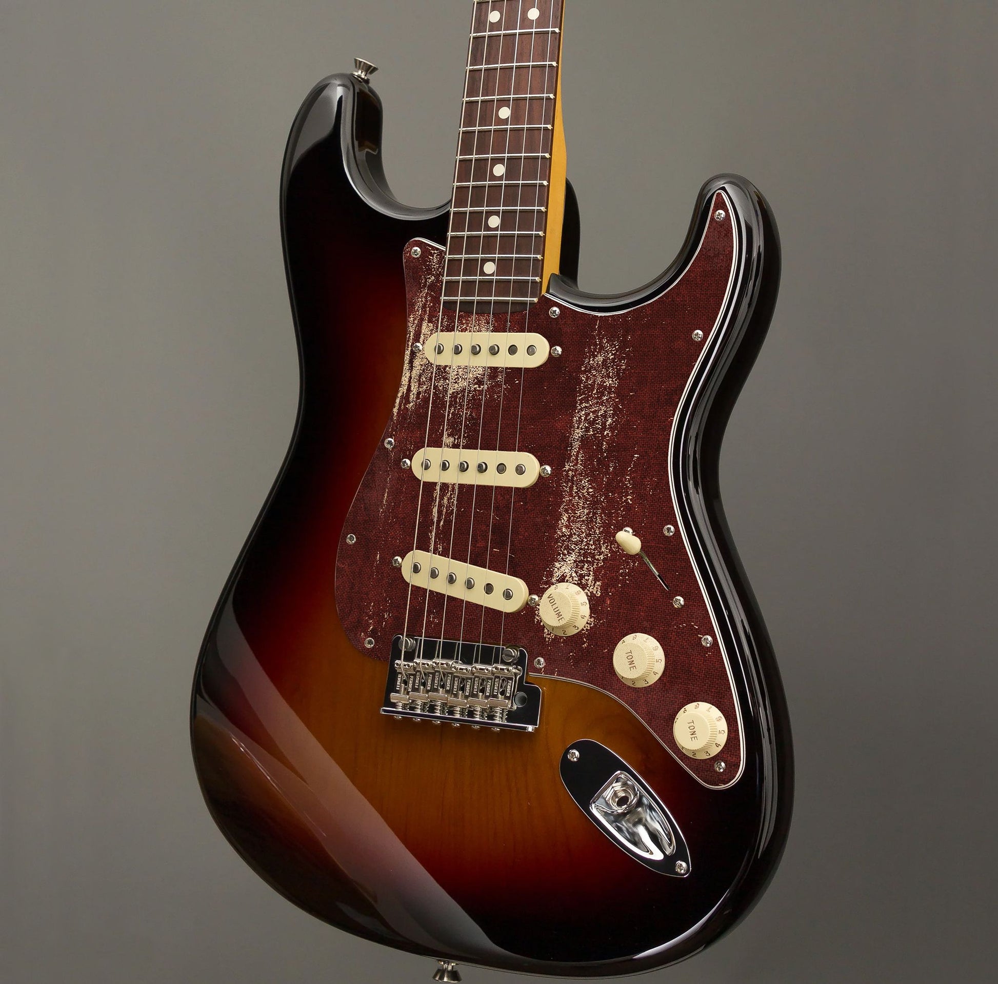 Egyedi Fender Stratocaster gitár koptató sötétvörös alapon fakó részletekkel, rusztikus felülettel és karakteres kopásokkal