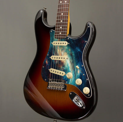 Egyedi Fender Stratocaster gitár koptató örvénylő galaxis mintázattal, mélykék és arany árnyalatokkal, valamint szórtan ragyogó csillagokkal