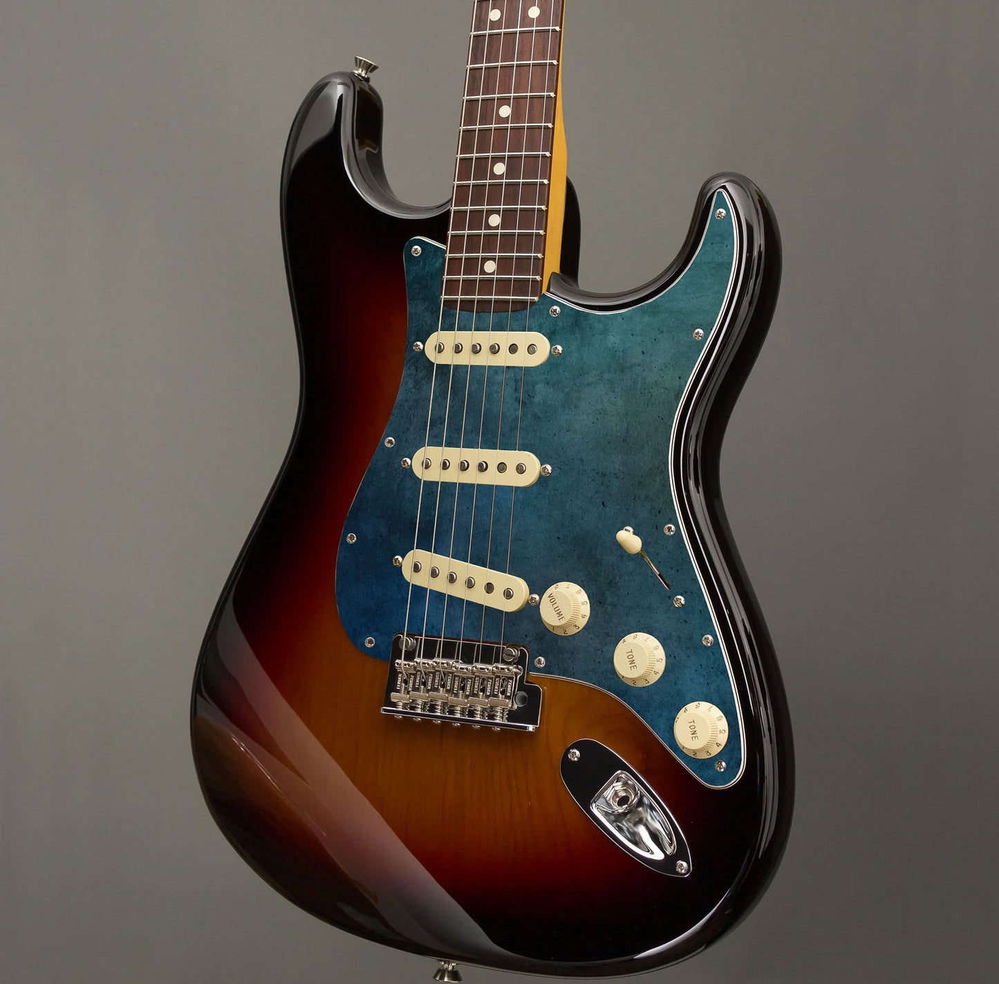 Egyedi Fender Stratocaster gitár koptató, sötétkék tónusokkal, vintage patinás felülettel és karakteres megjelenéssel