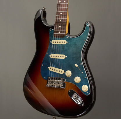 Egyedi Fender Stratocaster gitár koptató, sötétkék tónusokkal, vintage patinás felülettel és karakteres megjelenéssel