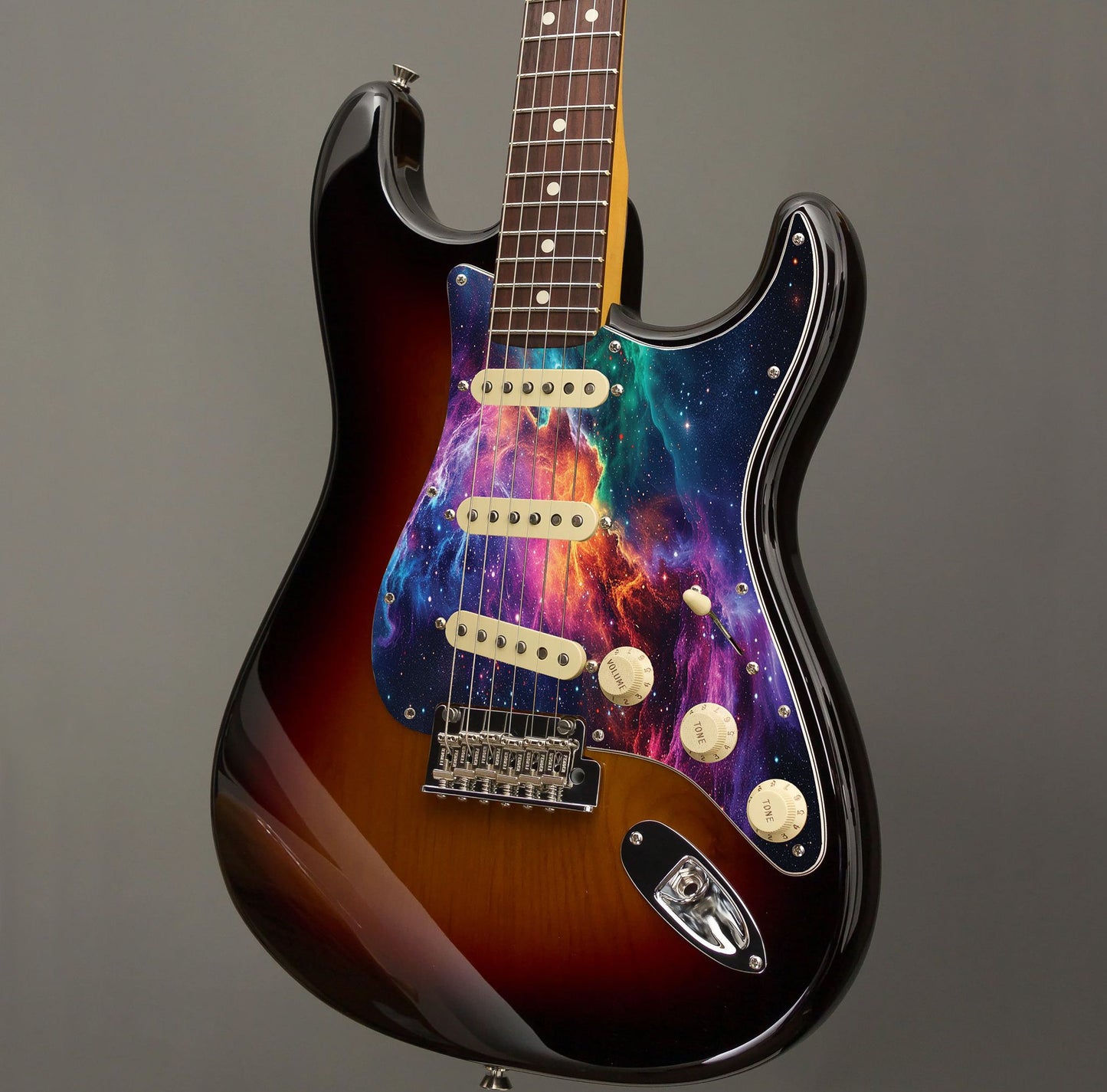 Egyedi Fender Stratocaster gitár koptató élénk galaxis mintázattal, vibráló lila, narancs és kék ködfelhőkkel és ragyogó csillagokkal