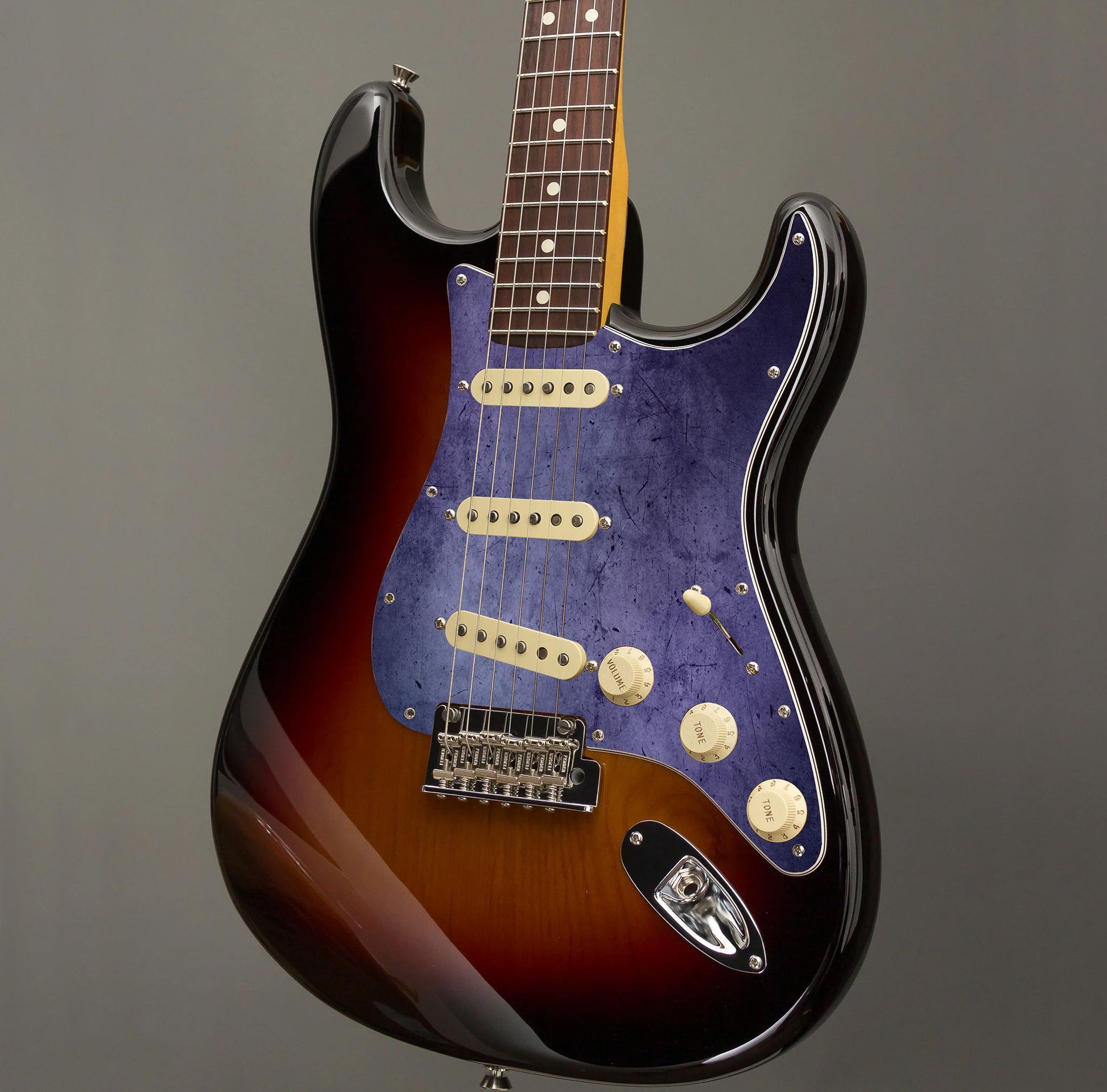Egyedi Fender Stratocaster gitár koptató mélylila árnyalatokkal, finoman karcos felülettel és visszafogott vintage stílussal