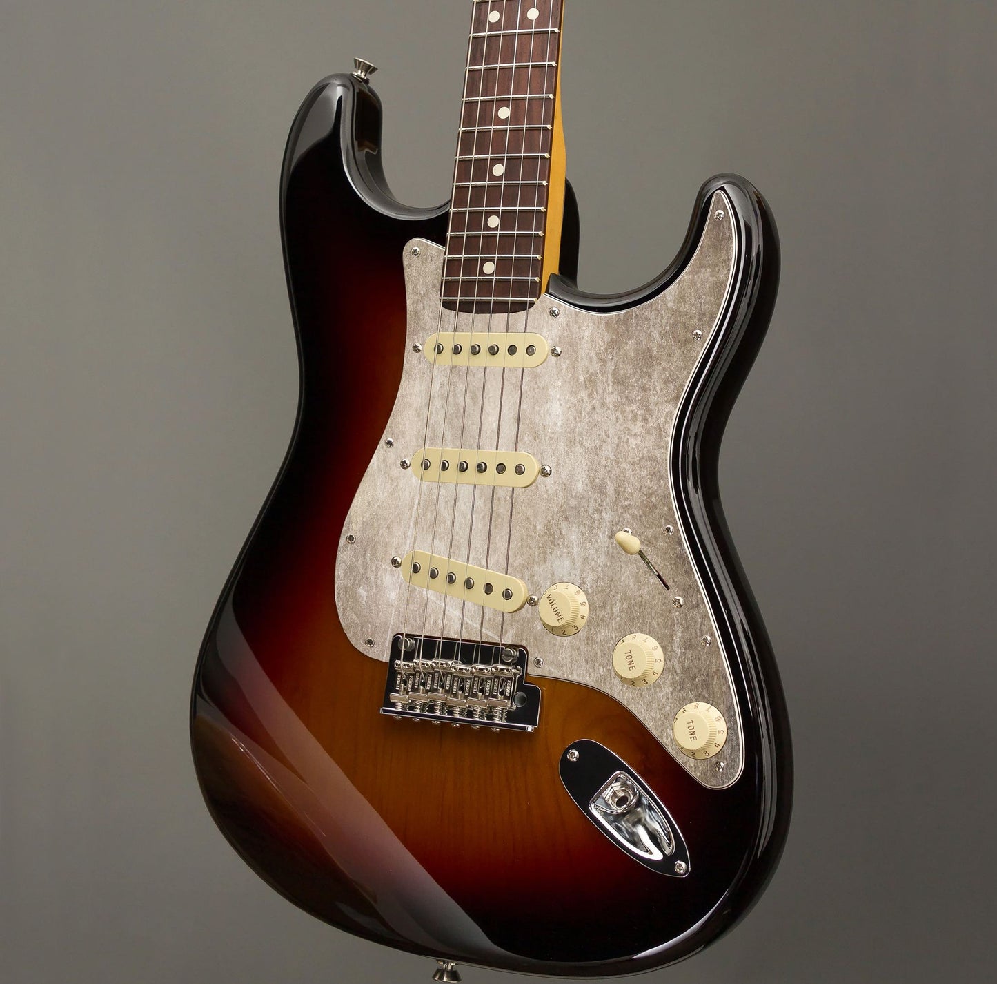 Egyedi Fender Stratocaster gitár koptató világos homokszínű tónusokkal, visszafogott kopásokkal és természetes textúrával