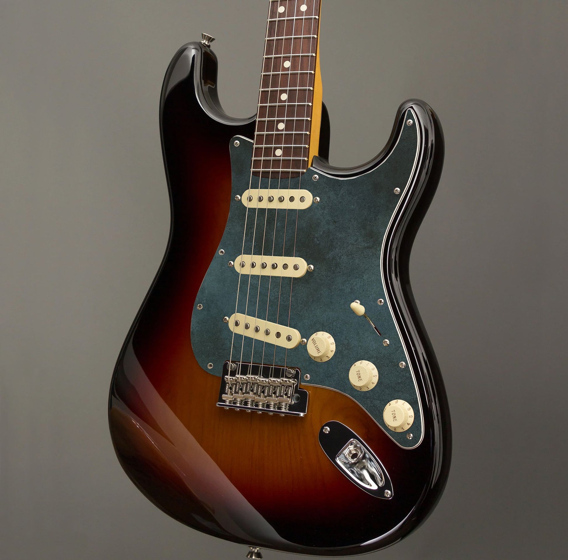 Egyedi Fender Stratocaster gitár koptató, patinás fekete-zöld tónusban, vintage és kopottas megjelenéssel