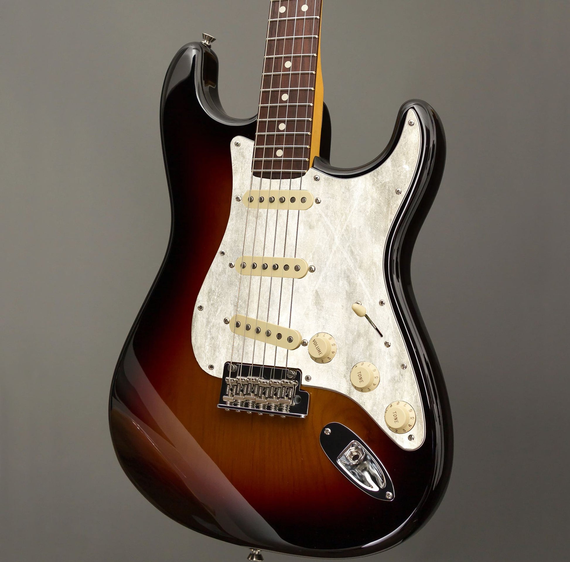 Egyedi Fender Stratocaster gitár koptató halvány krémszínű tónusokkal, enyhe kopásokkal és természetes textúrával