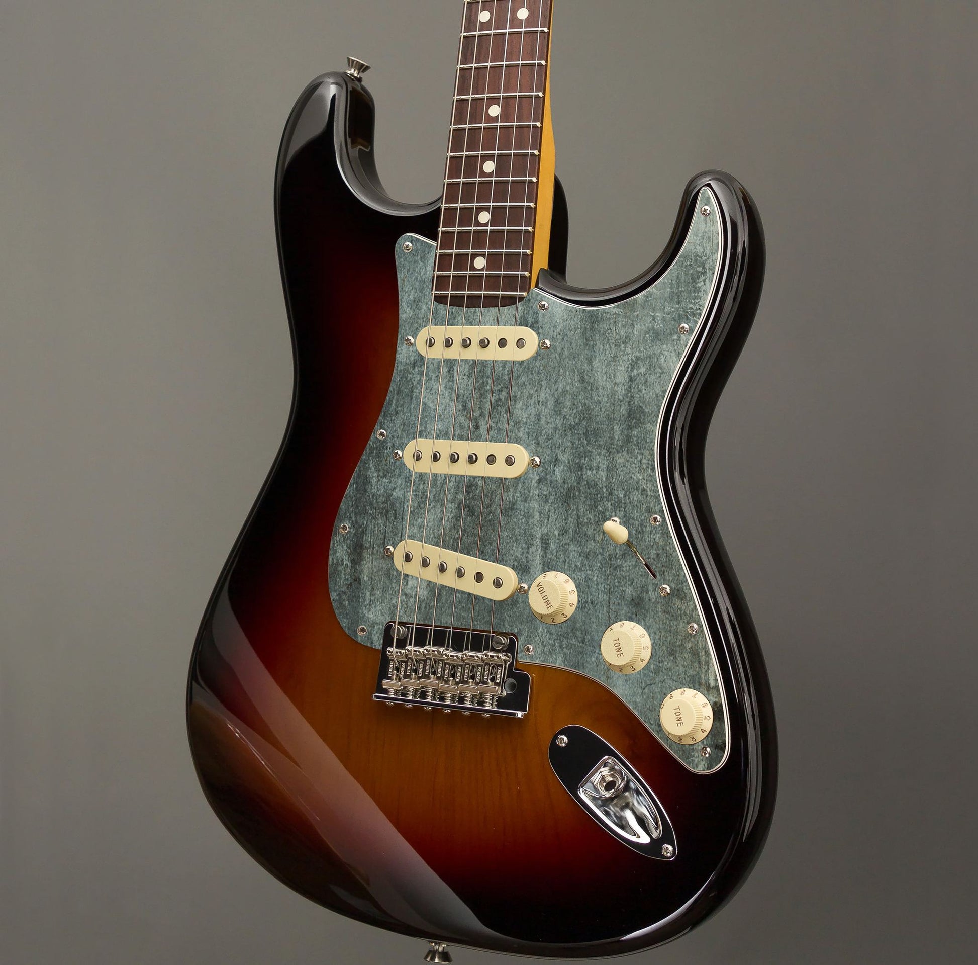 Egyedi Fender Stratocaster gitár koptató matt zöld tónusokkal, finom kopásokkal és vintage hatású mintázattal