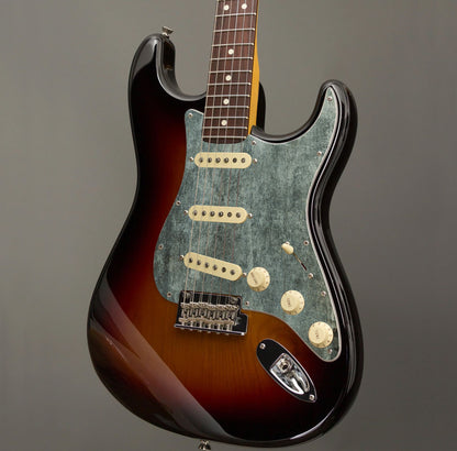 Egyedi Fender Stratocaster gitár koptató matt zöld tónusokkal, finom kopásokkal és vintage hatású mintázattal