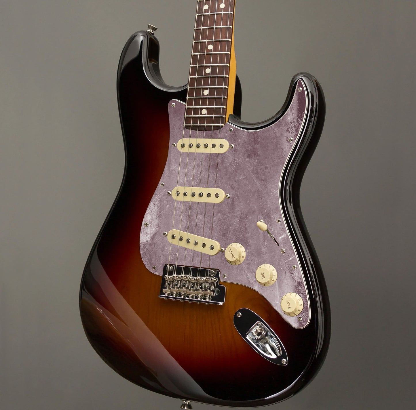 Egyedi Fender Stratocaster gitár koptató halvány mályva árnyalatokkal, matt felülettel és karakteres kopásnyomokkal