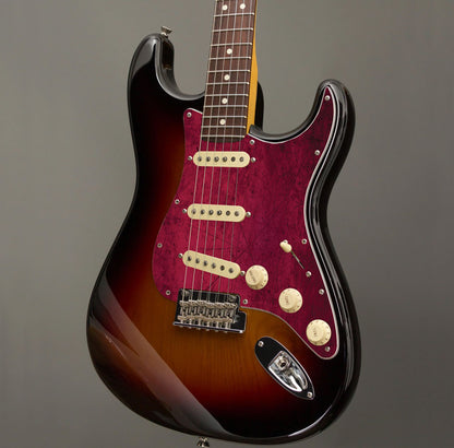 Egyedi Fender Stratocaster gitár koptató élénk bordó árnyalatokkal, karcos felületi mintázattal és karakteres vintage megjelenéssel