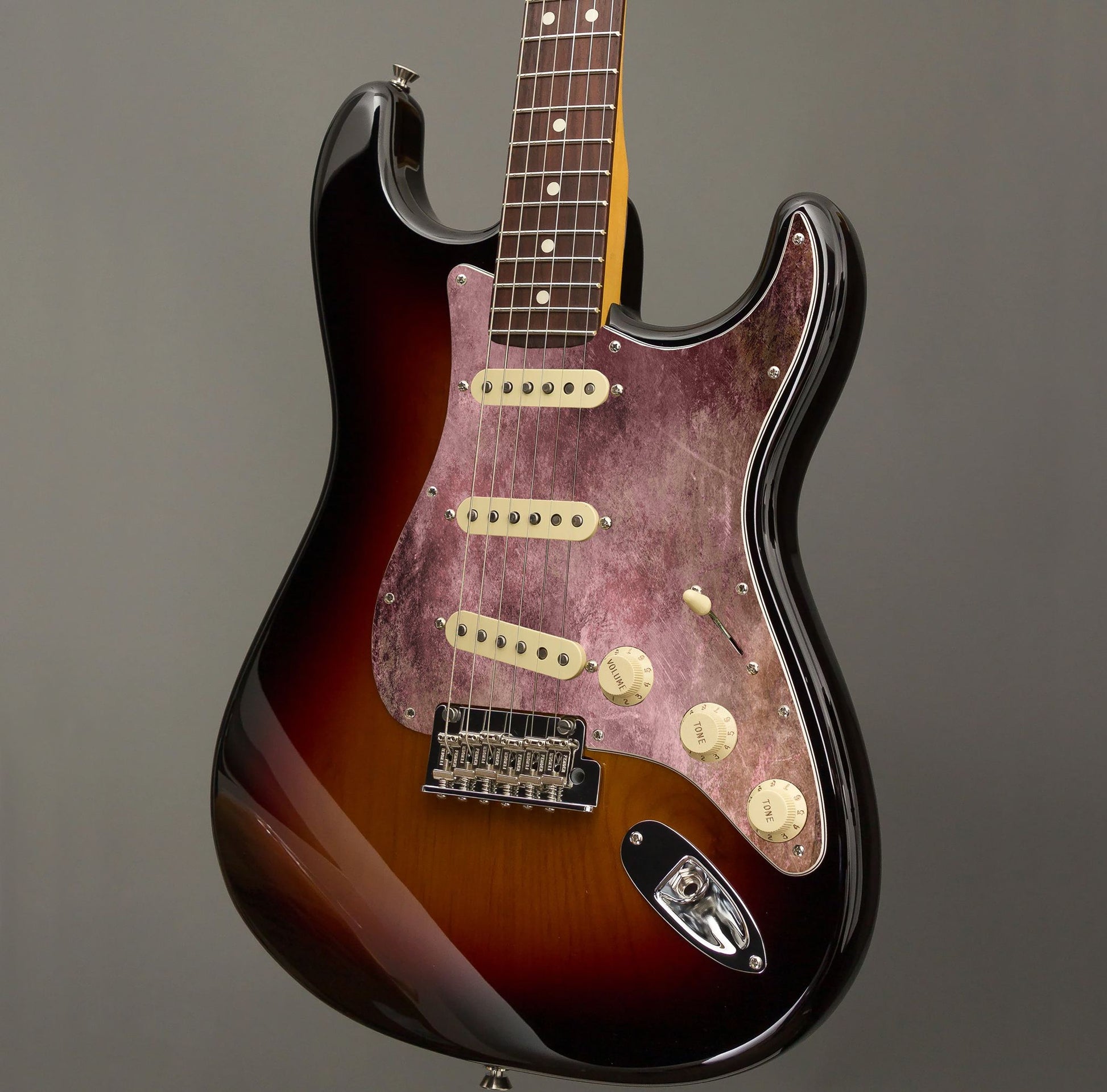 Egyedi Fender Stratocaster gitár koptató mélybordó tónusokkal, oxidált foltokkal és vintage hatású textúrával