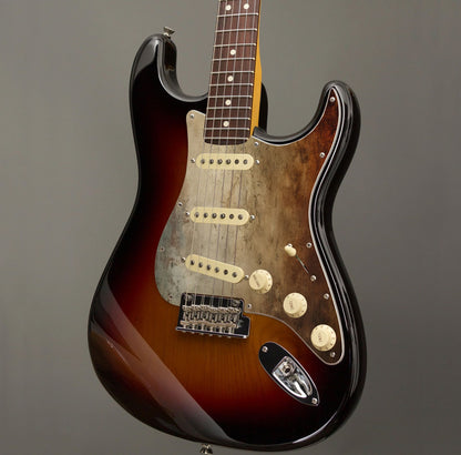 Egyedi Fender Stratocaster gitár koptató antik bronz textúrával, sötét patinás árnyalatokkal és mély rozsdafoltokkal