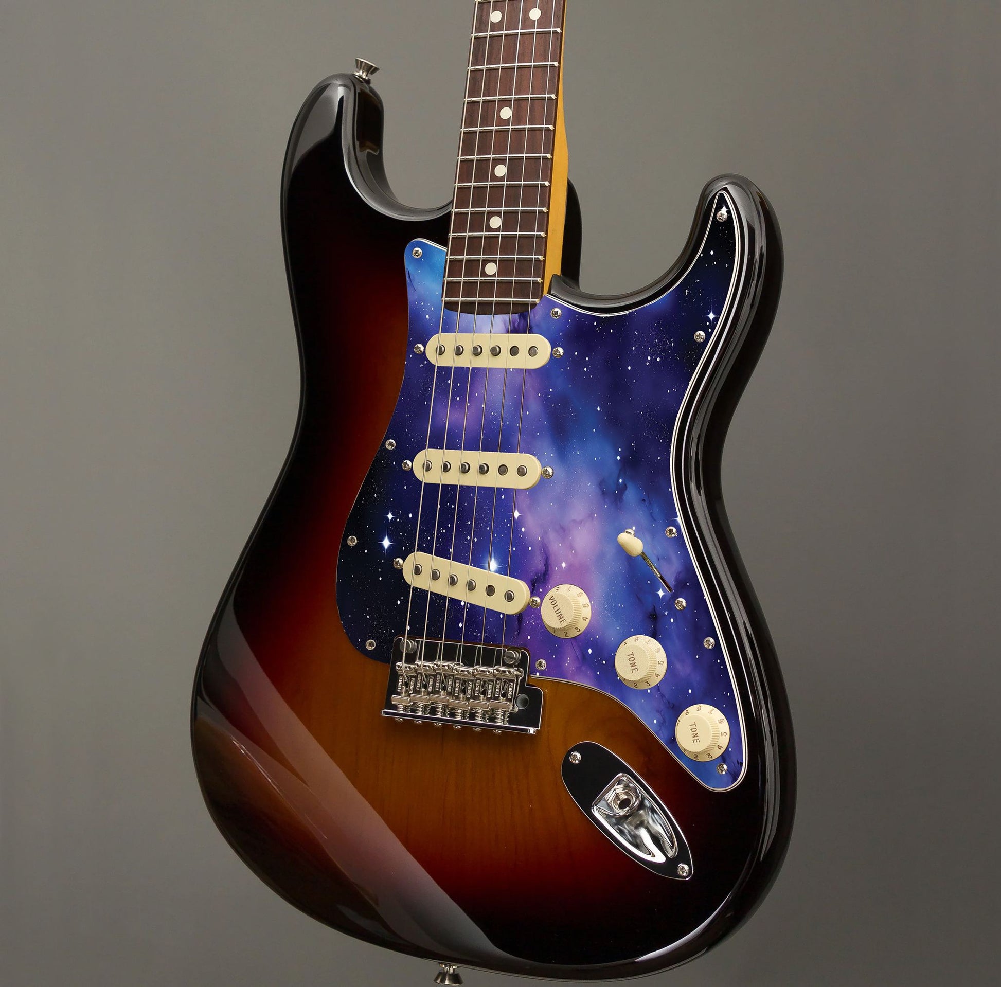 Egyedi Fender Stratocaster gitár koptató lila-kék galaxis mintázattal, ragyogó csillagokkal és ködös űrhatással a kozmikus megjelenésért