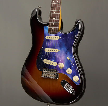 Egyedi Fender Stratocaster gitár koptató lila-kék galaxis mintázattal, ragyogó csillagokkal és ködös űrhatással a kozmikus megjelenésért