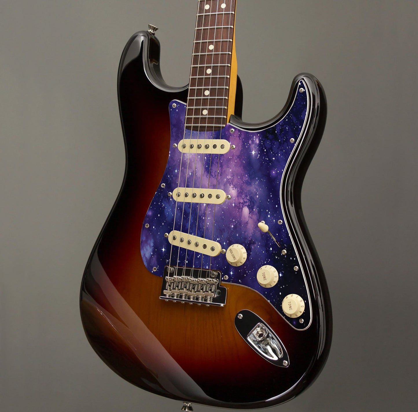 Egyedi Fender Stratocaster pickguard lila galaxis mintázattal, ragyogó csillagokkal és ködös űrhatással a kozmikus megjelenésért