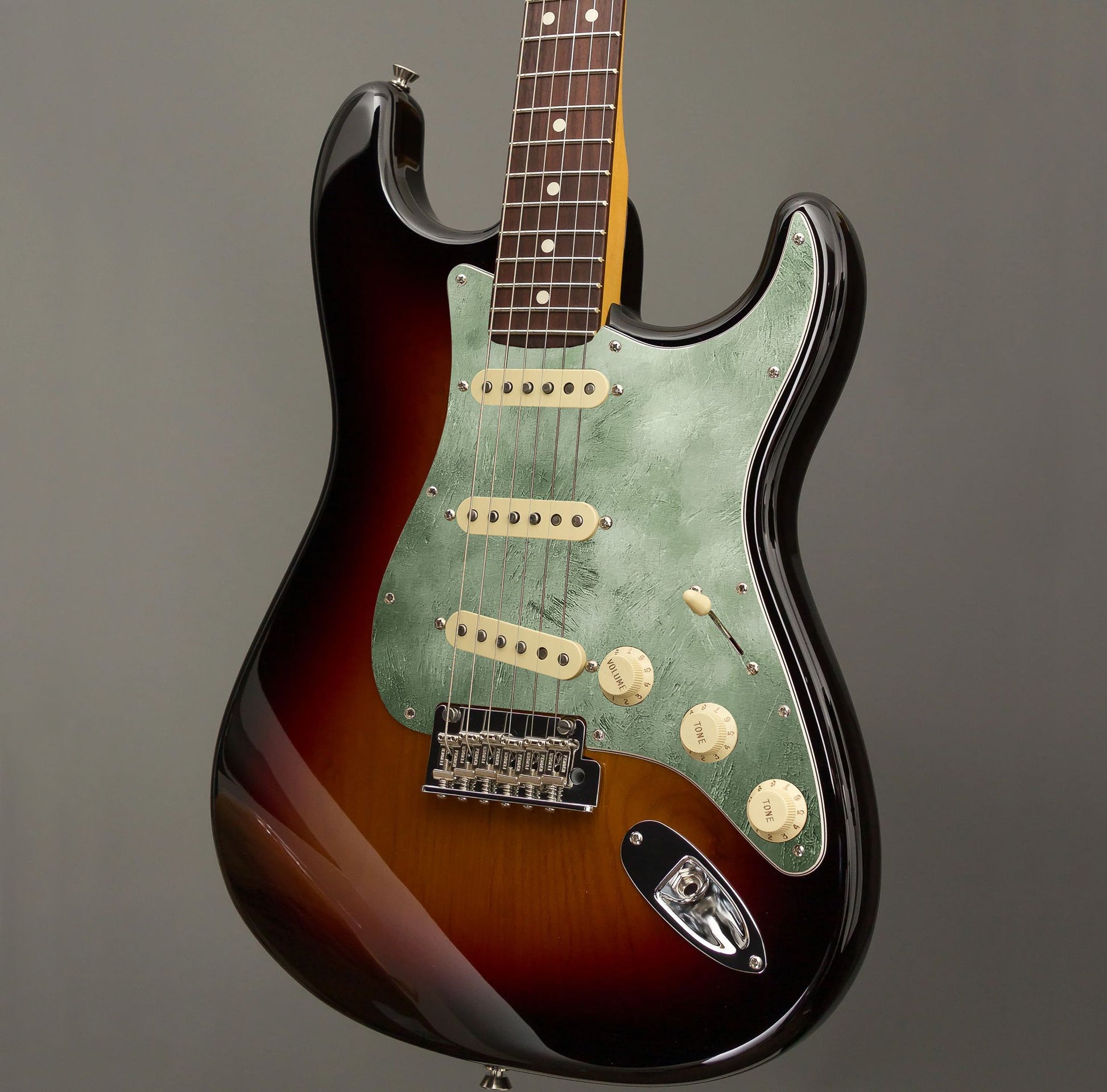 Egyedi Stratocaster gitár koptató halványzöld, ecsetnyomokat idéző mintázattal, letisztult, antikolt stílussal