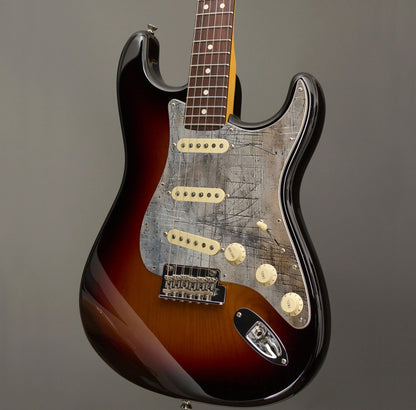 Fender Stratocaster Gitárkoptató - Egyedi Stratocaster pickguard - Scratched Wood