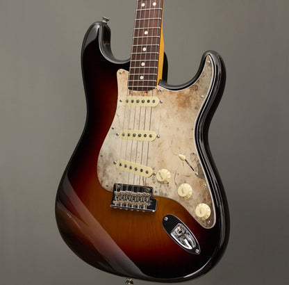 Egyedi Fender Stratocaster gitár koptató repedezett, antikolt felülettel, halvány bézs tónusokkal és sötétebb foltokkal