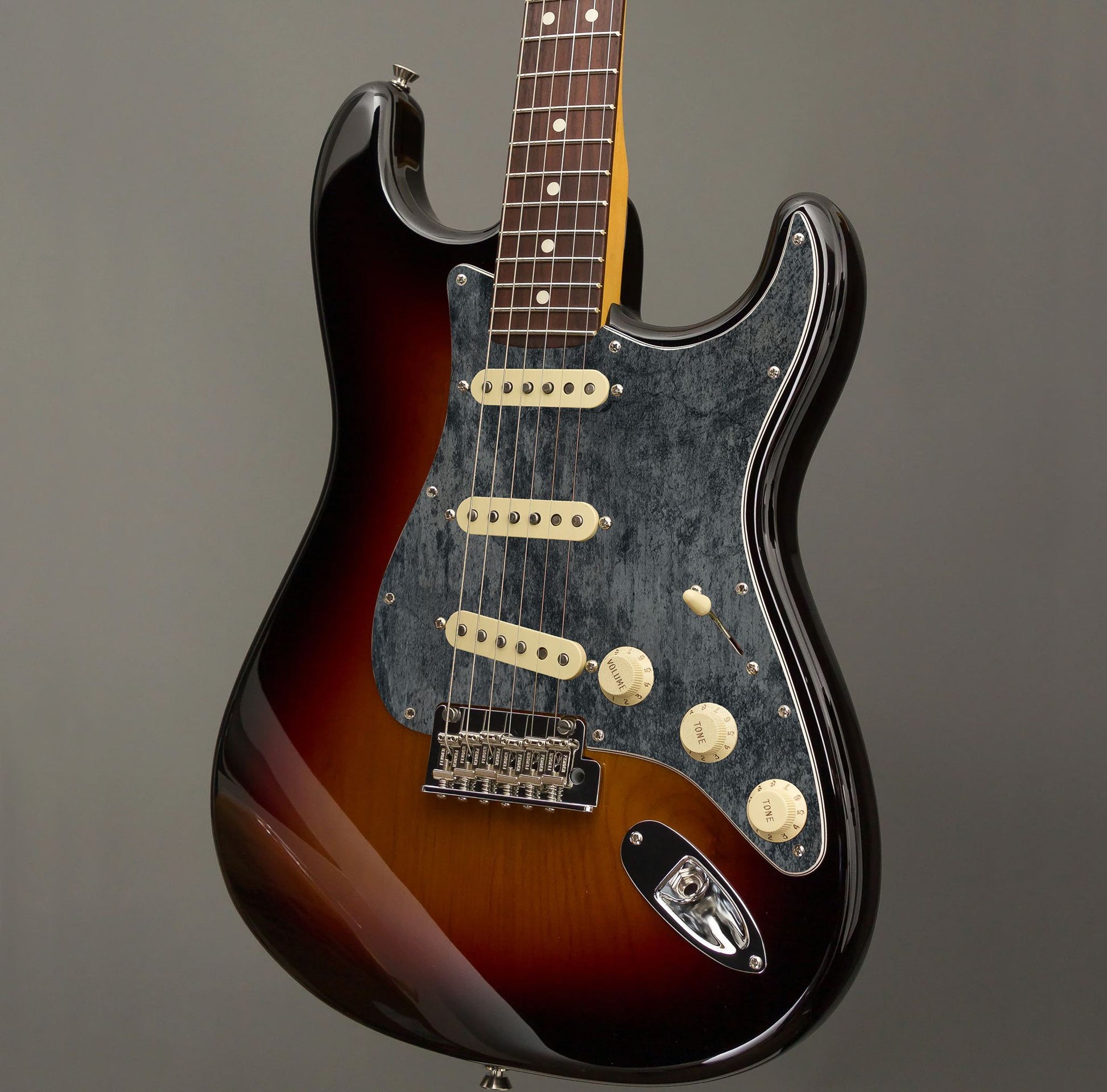 Egyedi Fender Stratocaster gitár koptató grafitszürke tónusokkal, patinás felülettel és finom karcolásokkal