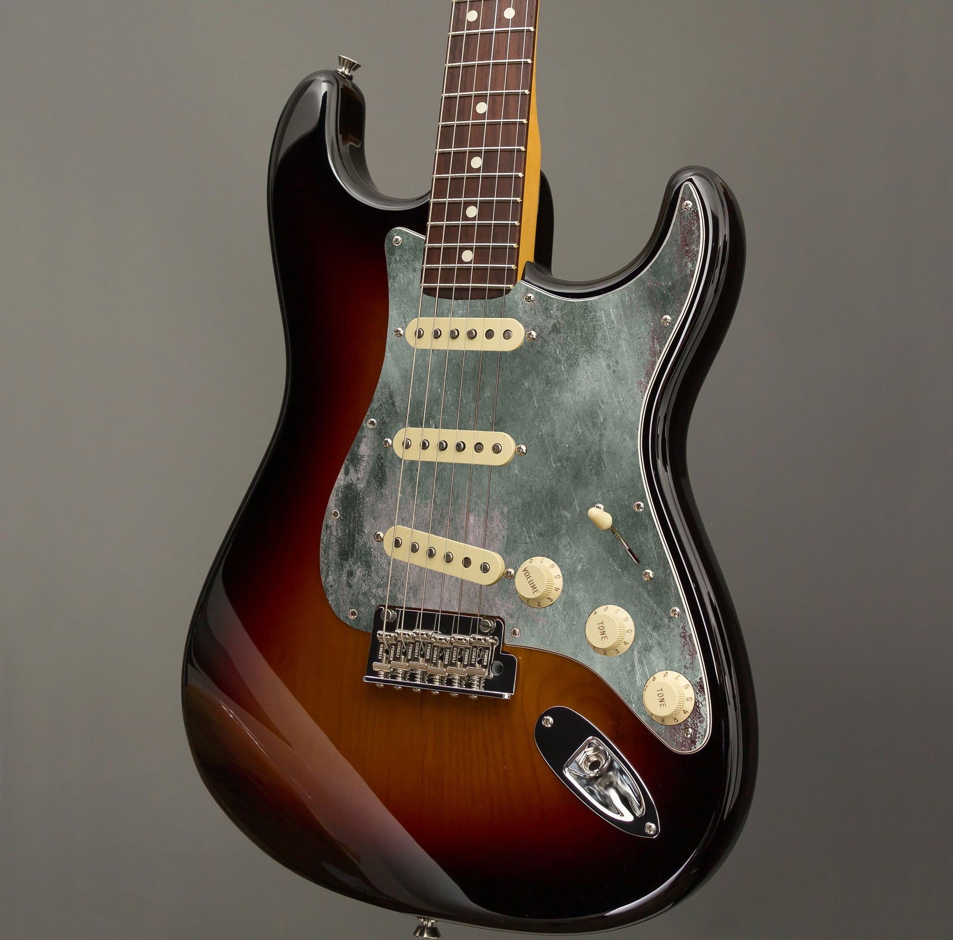 Egyedi Fender Stratocaster gitár koptató oxidált zöld tónusokkal, finom karcolásokkal és rusztikus megjelenéssel