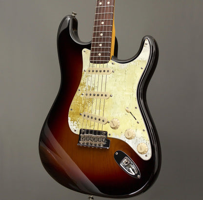 Egyedi Fender Stratocaster pickguard sárgás-fehér tónusokkal, vintage hatású mintázattal és karakteres felülettel