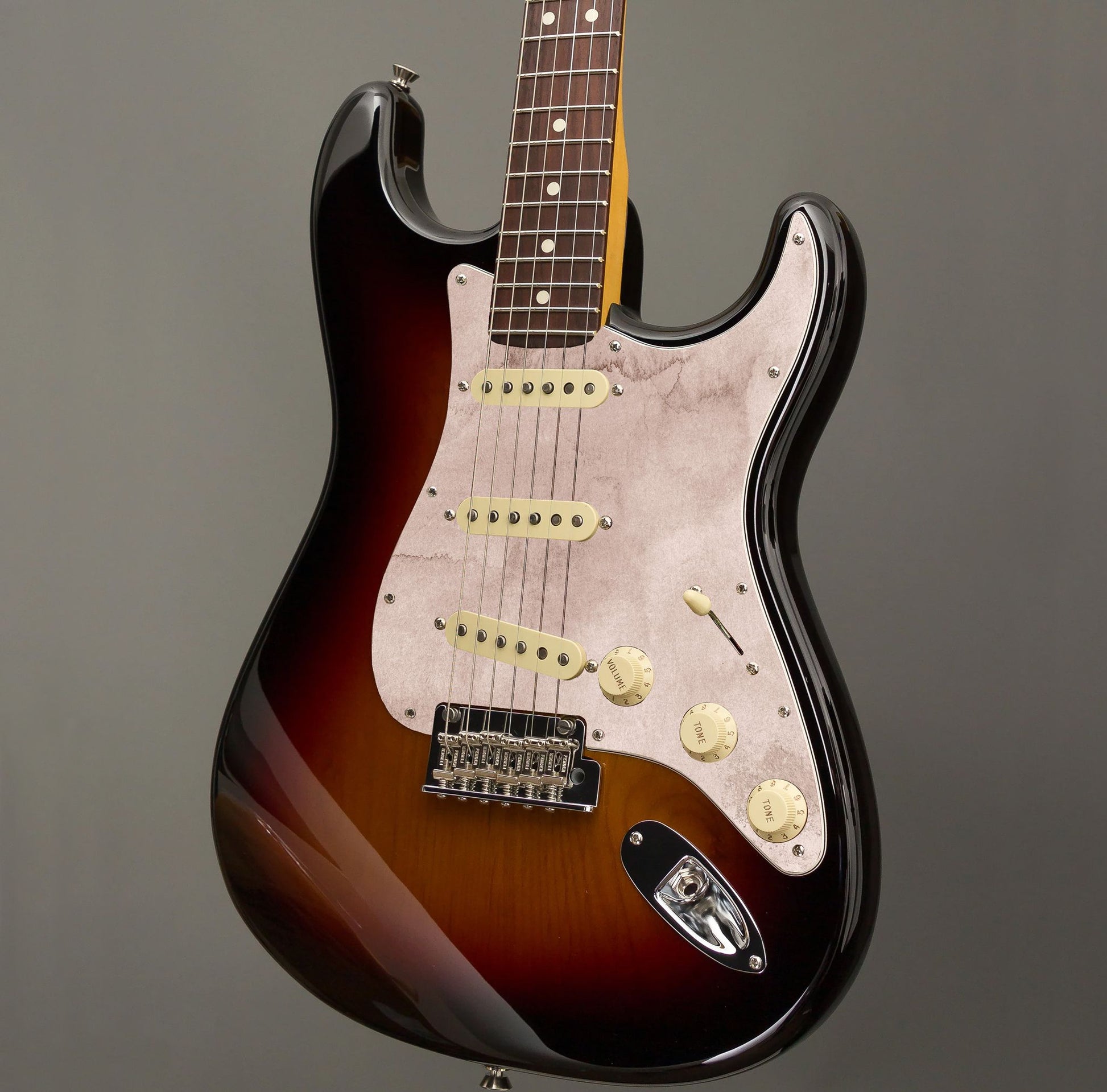 Egyedi Stratocaster pickguard krémes, vintage hatású felülettel, amely különleges karaktert ad a hangszernek