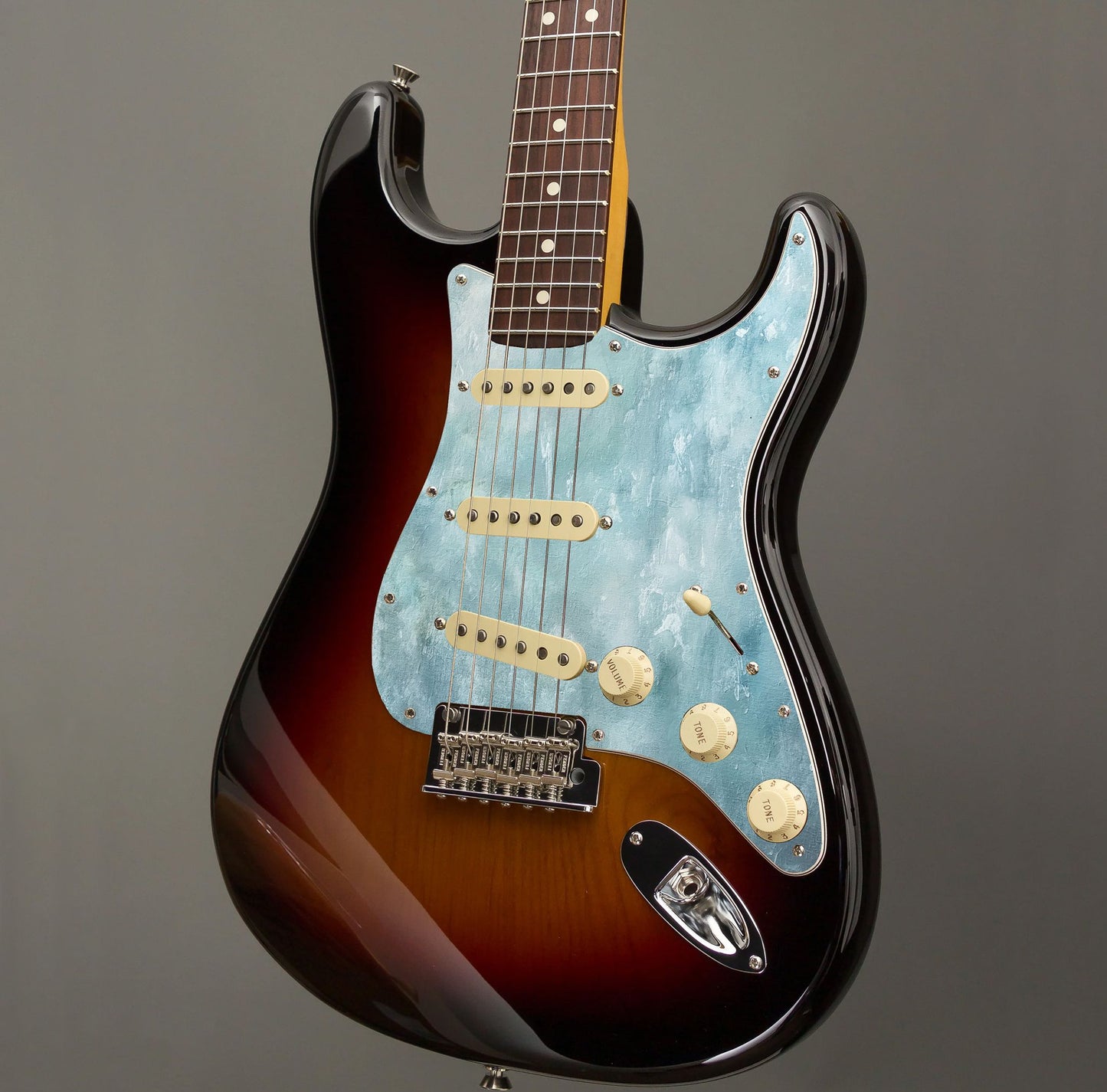 Egyedi Stratocaster gitár koptató vízkék, felhőmintás textúrával, amely friss és légies megjelenést biztosít