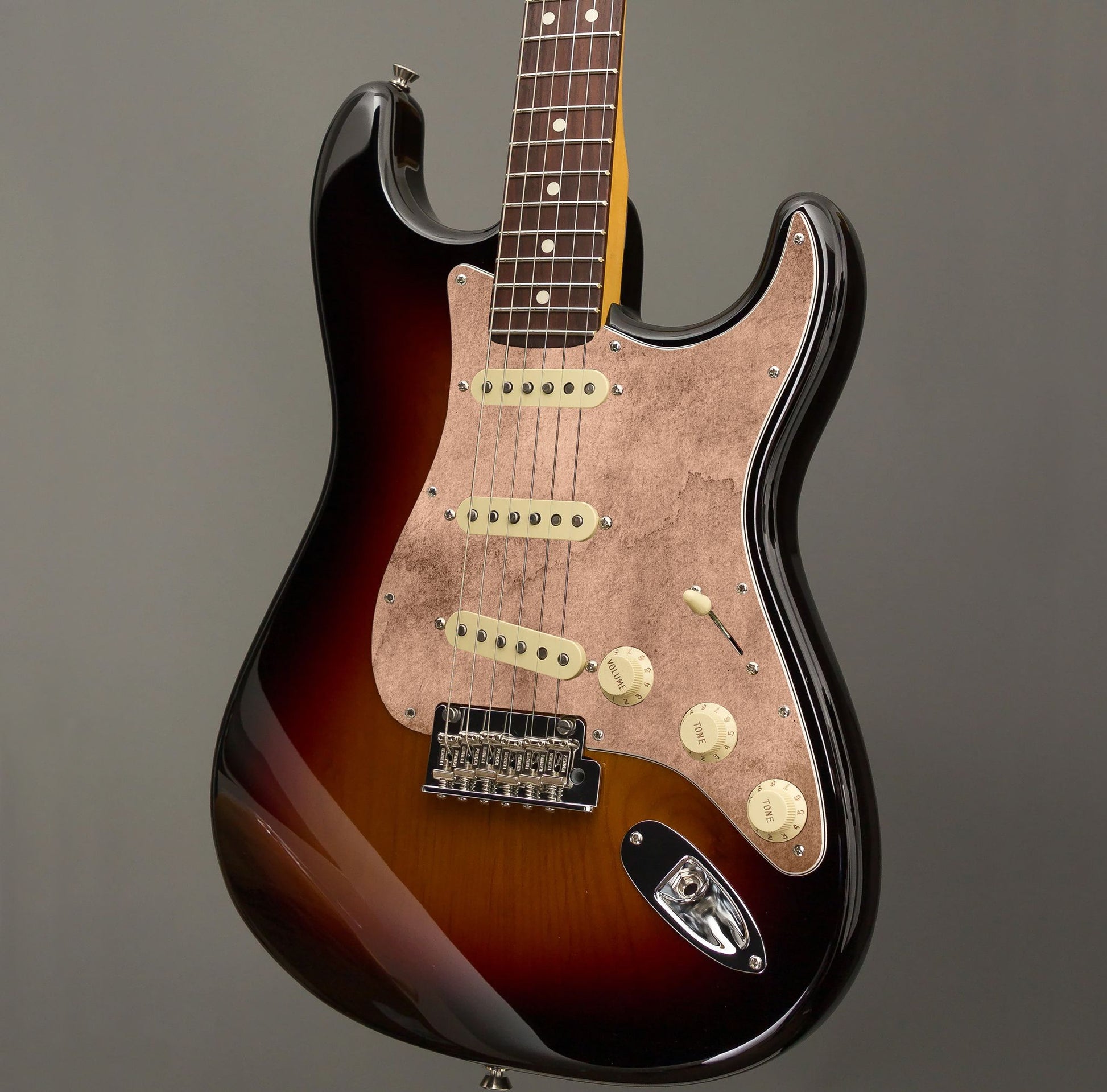 Egyedi Stratocaster gitár koptató patinás, földszínű árnyalattal, amely különleges karaktert ad a gitárnak