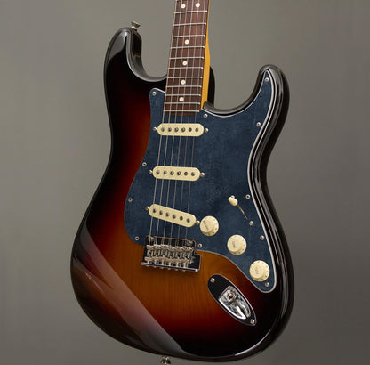 Egyedi Stratocaster gitár koptató fekete, vintage hatású felülettel, amely elegáns és egyedi stílust kölcsönöz