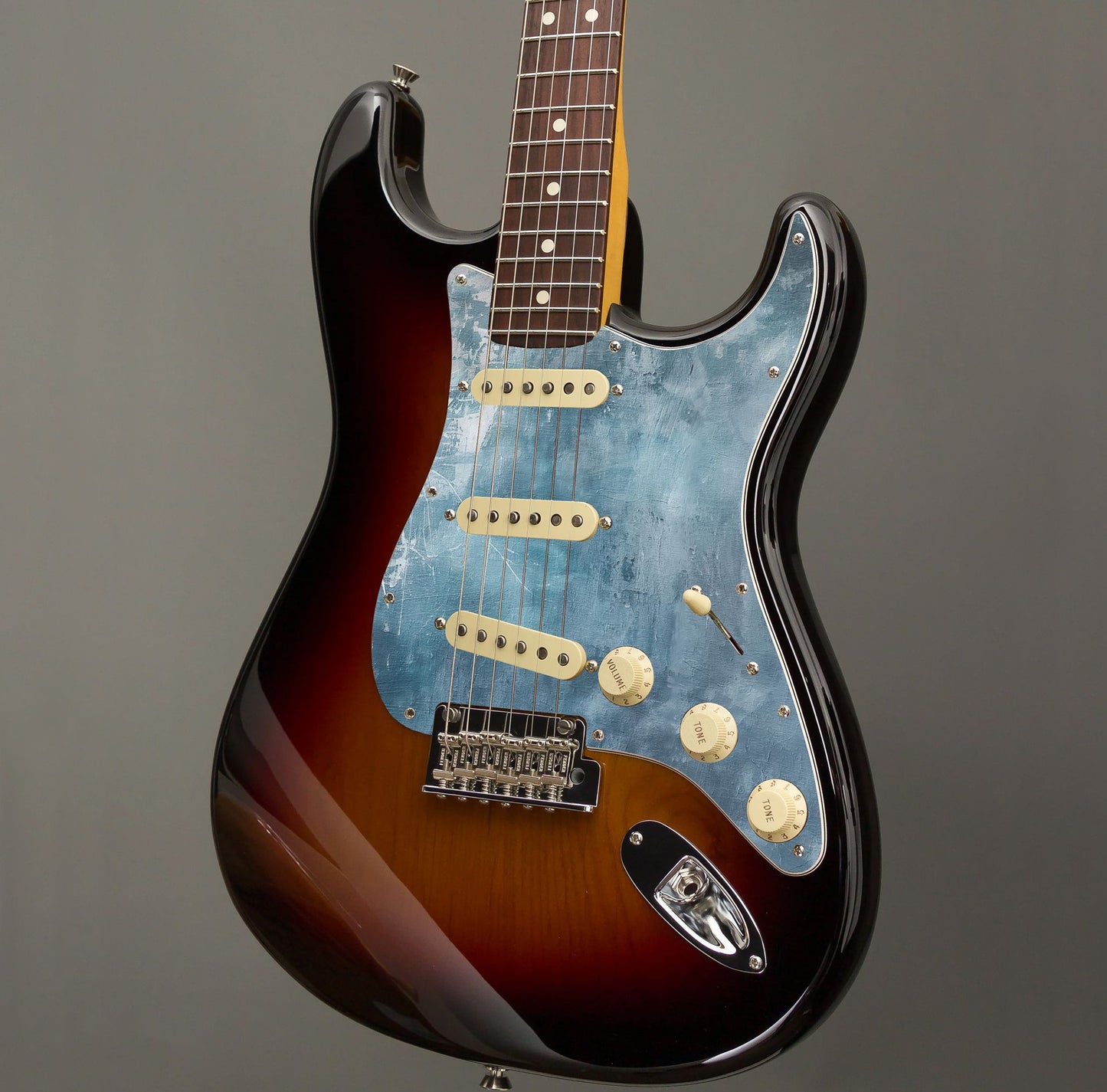 Egyedi Stratocaster gitár koptató kopott, égszínkék árnyalatokkal és karcnyomokkal, amely karakteres és egyedi stílust ad