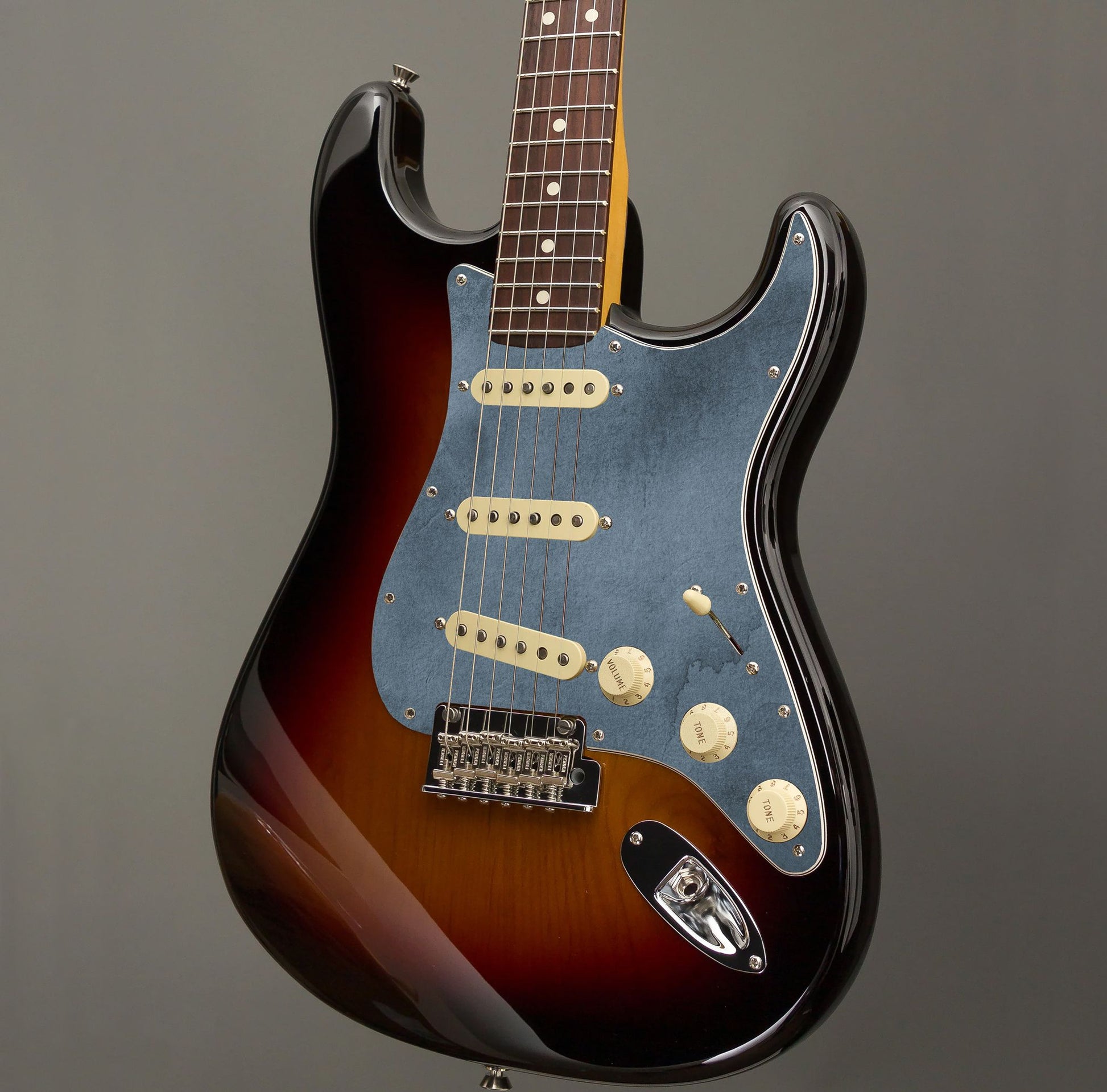 Egyedi Stratocaster gitárkoptató mélykék, vintage textúrával, amely különleges kontrasztot ad a hangszernek