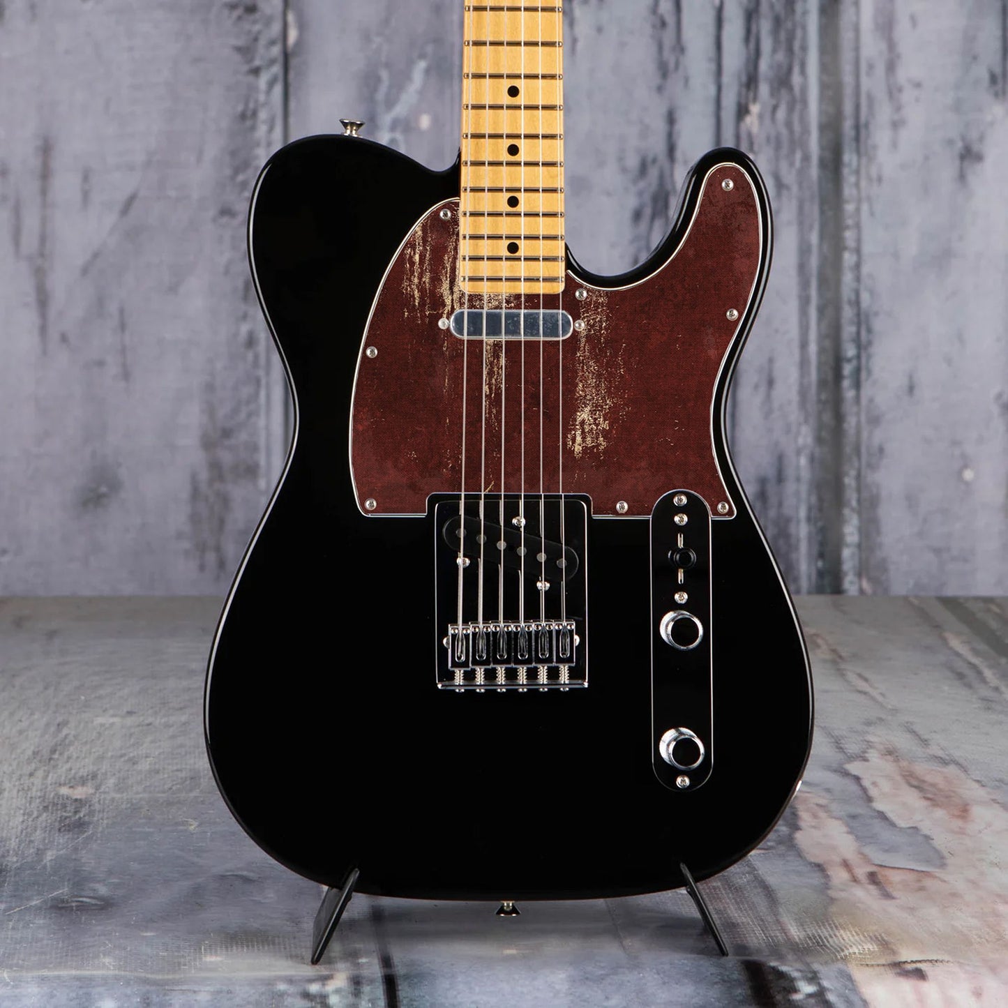 Egyedi Fender Telecaster gitár koptató mélybordó árnyalattal, kopott mintázattal és vintage hatású textúrával