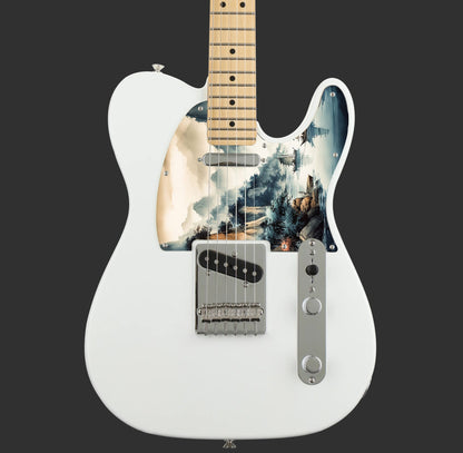 Egyedi Fender Telecaster gitár koptató festői tájképpel, hegyekkel, fákkal és hagyományos vitorlás hajókkal a nyugodt vízen