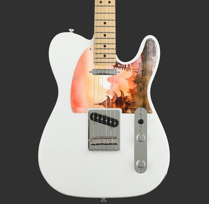 Egyedi Fender Telecaster gitár koptató naplemente árnyalataival, hagyományos pagodákkal és hegyvonulatokkal a háttérben