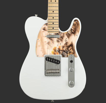 Egyedi Fender Telecaster gitár koptató tradicionális tájképpel, narancssárga lombú fával, hegyekkel és folyón evező csónakokkal