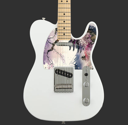 Egyedi Fender Telecaster gitár koptató cseresznyevirágzó fákkal, hagyományos pagodákkal és hófödte hegycsúccsal a háttérben