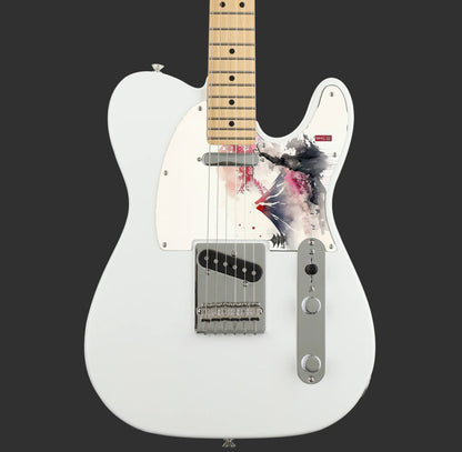 Egyedi Fender Telecaster gitár koptató hófödte hegycsúccsal, cseresznyevirágzó fákkal és pagodával a ködös tájban