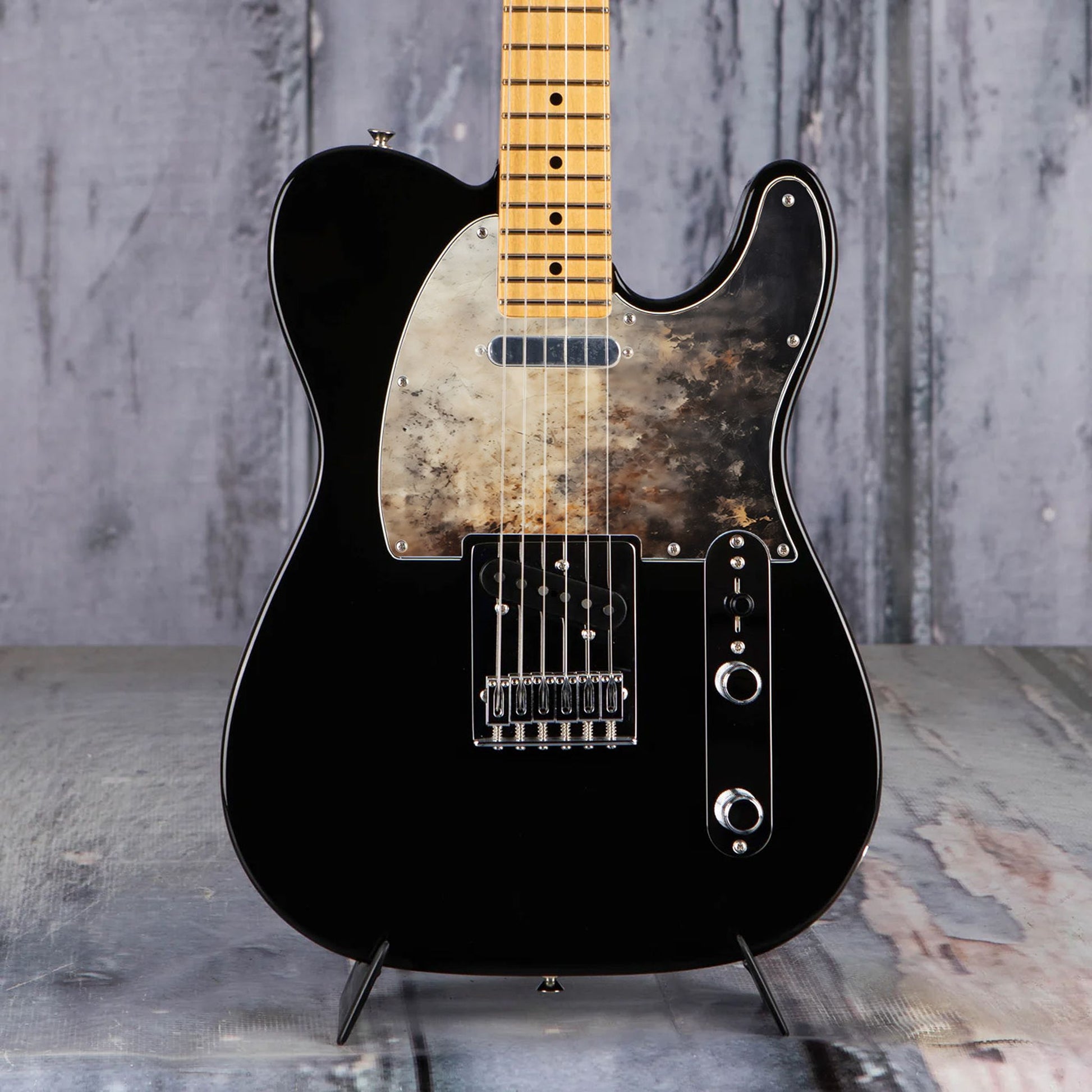 Egyedi Fender Telecaster gitár koptató füstös hatású textúrával, bézs és fekete árnyalatokkal, valamint finom rozsdafoltokkal