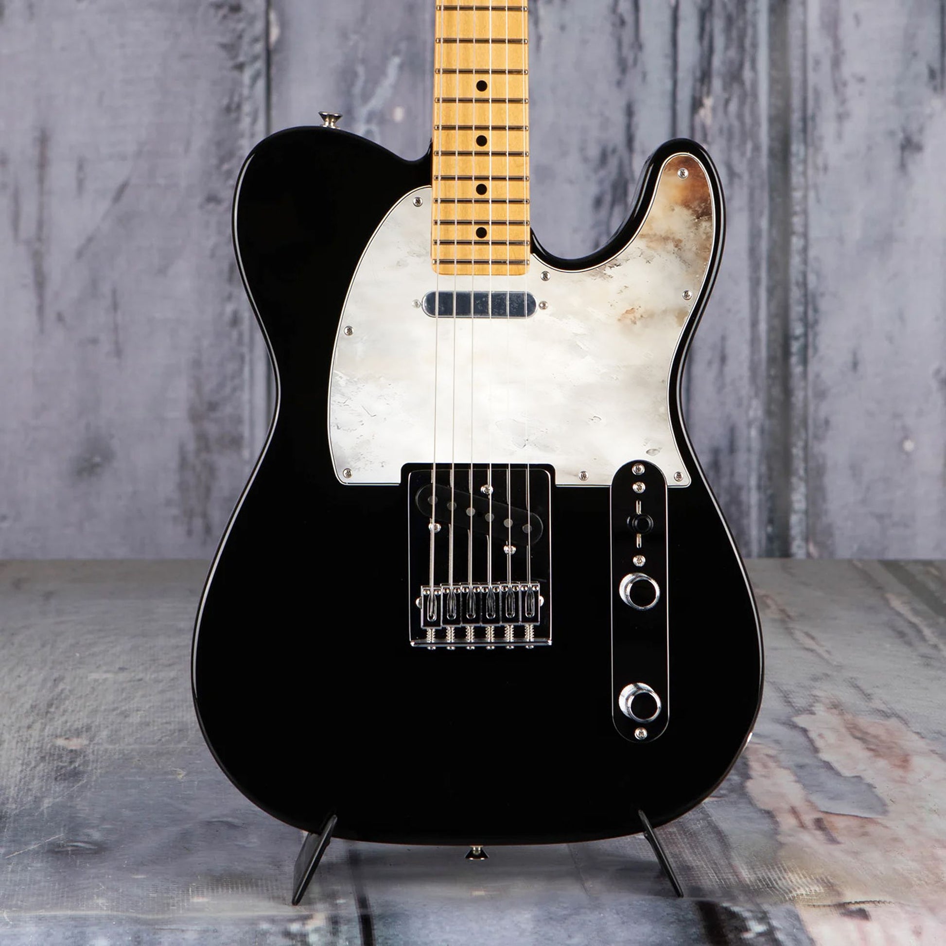 Egyedi Fender Telecaster gitár koptató matt fehér felülettel, finom rozsda- és kopásnyomokkal a vintage hatásért