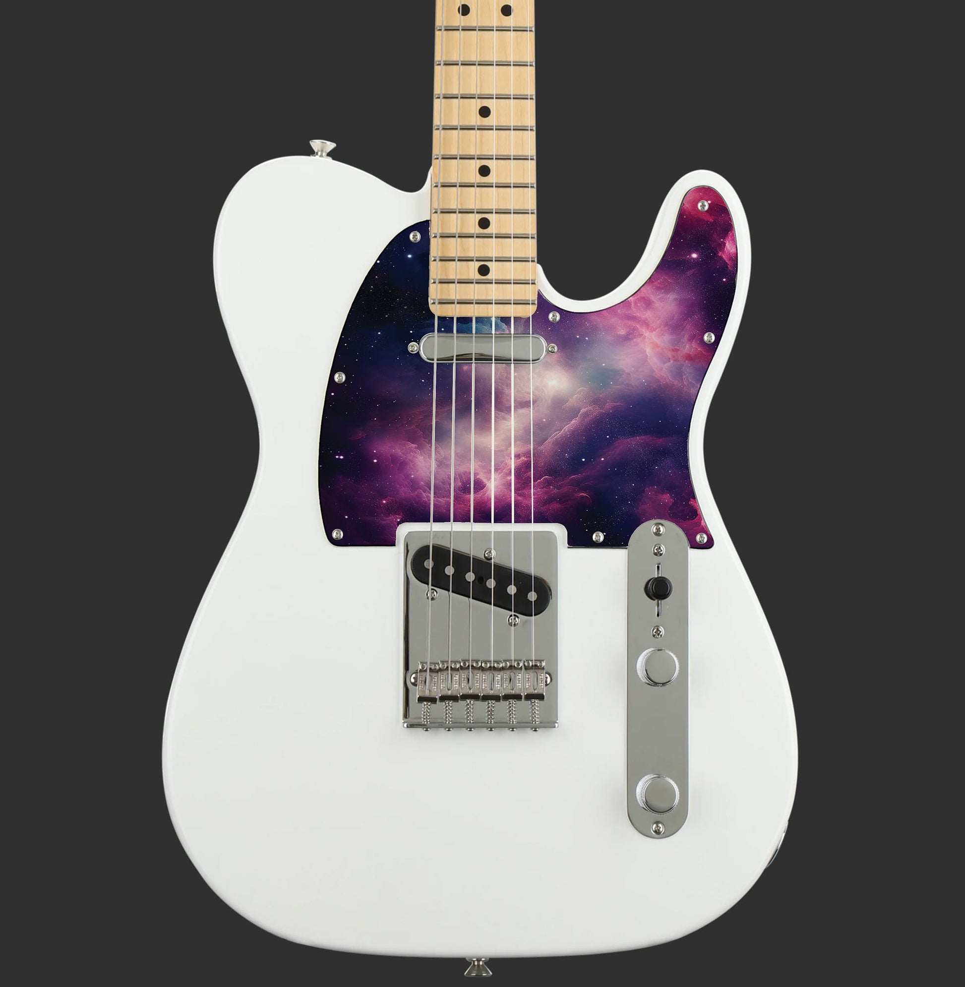 Egyedi Fender Telecaster gitárkoptató látványos galaxis mintázattal, rózsaszínes-lilás ködfelhőkkel és csillagokkal díszített űrhatással
