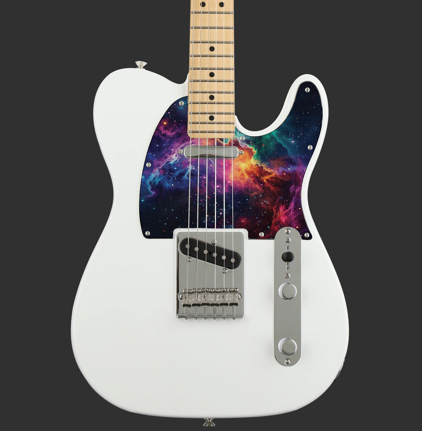 Egyedi Fender Telecaster pickguard élénk galaxis mintázattal, vibráló lila, narancs és kék ködfelhőkkel és ragyogó csillagokkal