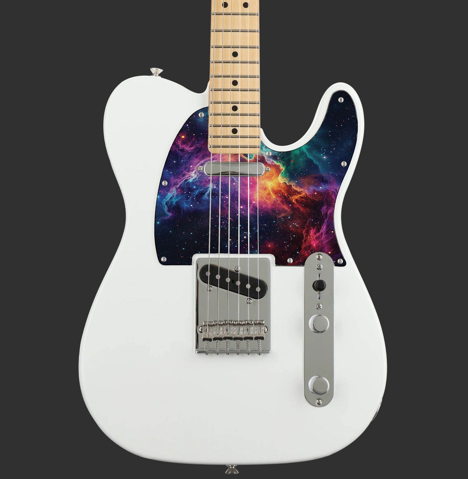Egyedi Fender Telecaster pickguard élénk galaxis mintázattal, vibráló lila, narancs és kék ködfelhőkkel és ragyogó csillagokkal