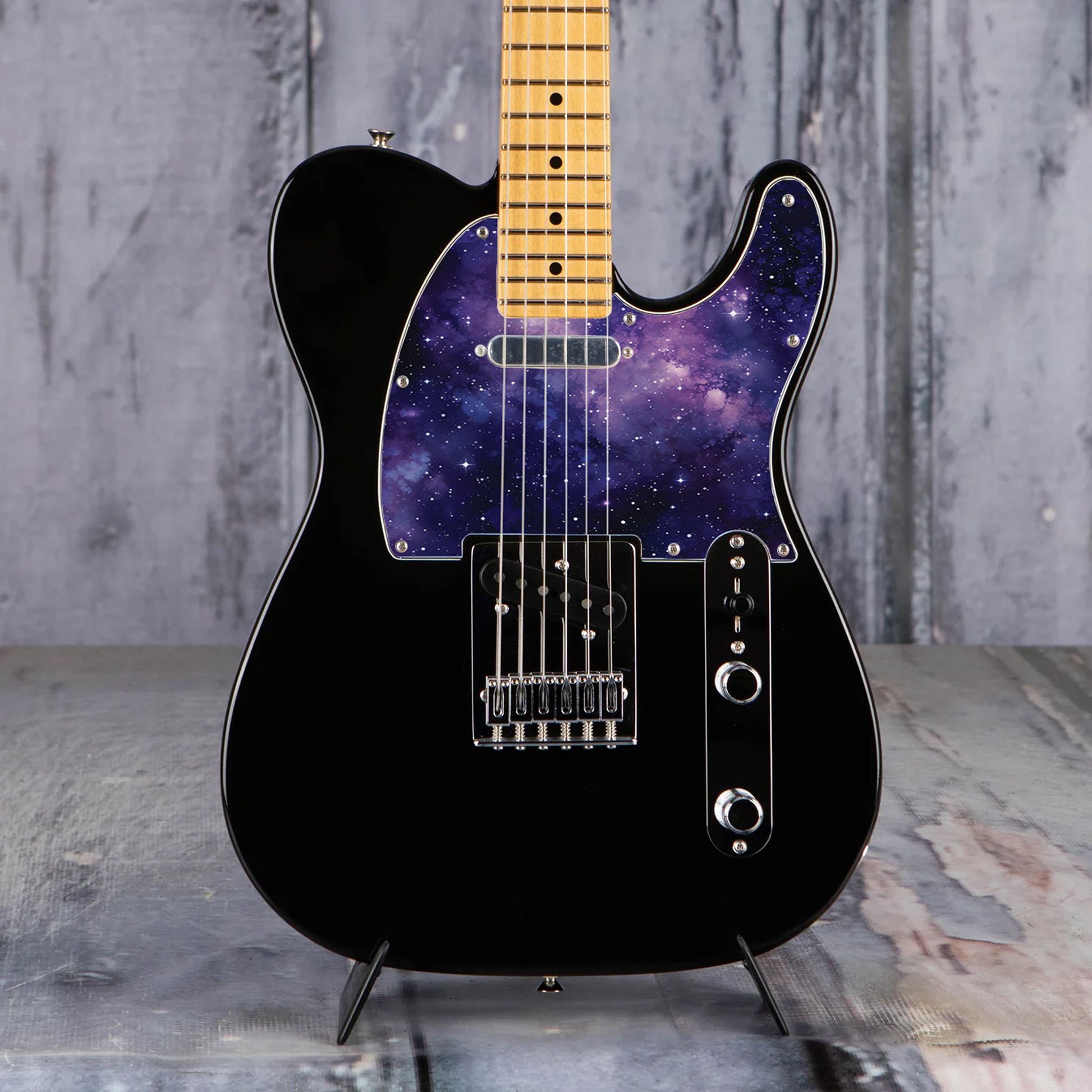 Egyedi Fender Telecaster gitár koptató lila galaxis mintázattal, ragyogó csillagokkal és ködös űrhatással a kozmikus megjelenésért