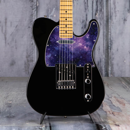 Egyedi Fender Telecaster gitár koptató lila galaxis mintázattal, ragyogó csillagokkal és ködös űrhatással a kozmikus megjelenésért